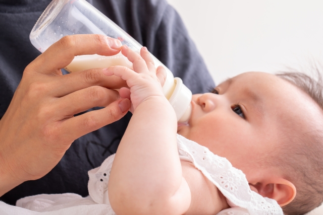 赤ちゃんにミルクを飲ませている様子(哺乳瓶で授乳している写真)