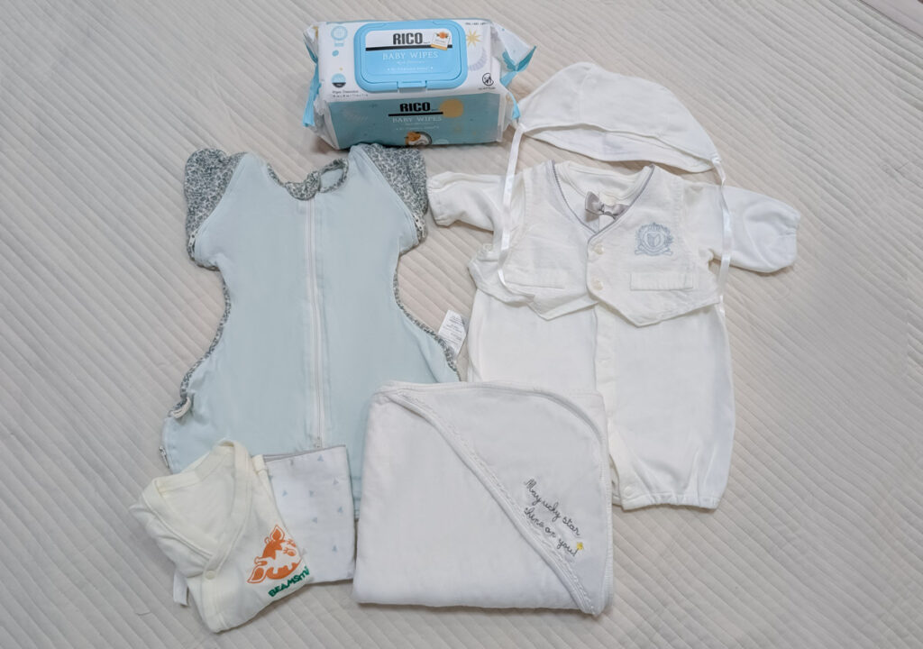 新生児の退院準備グッズ(肌着・ベビー服・おくるみ・帽子)