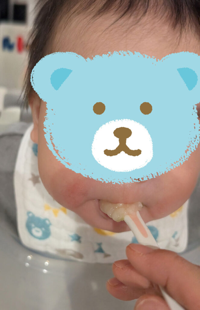 離乳食を食べる赤ちゃん