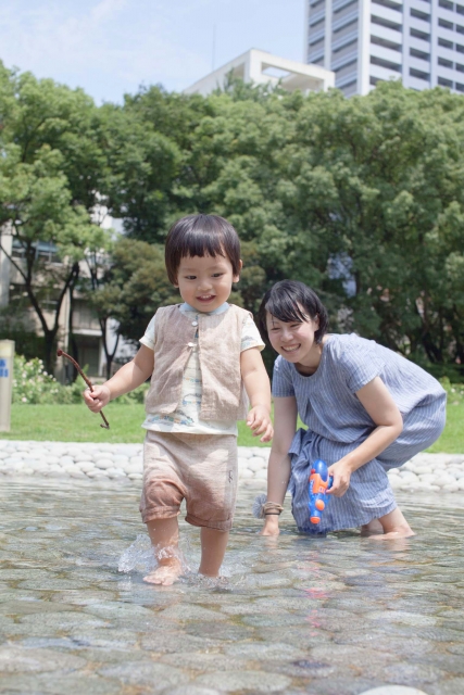 子供と水遊び