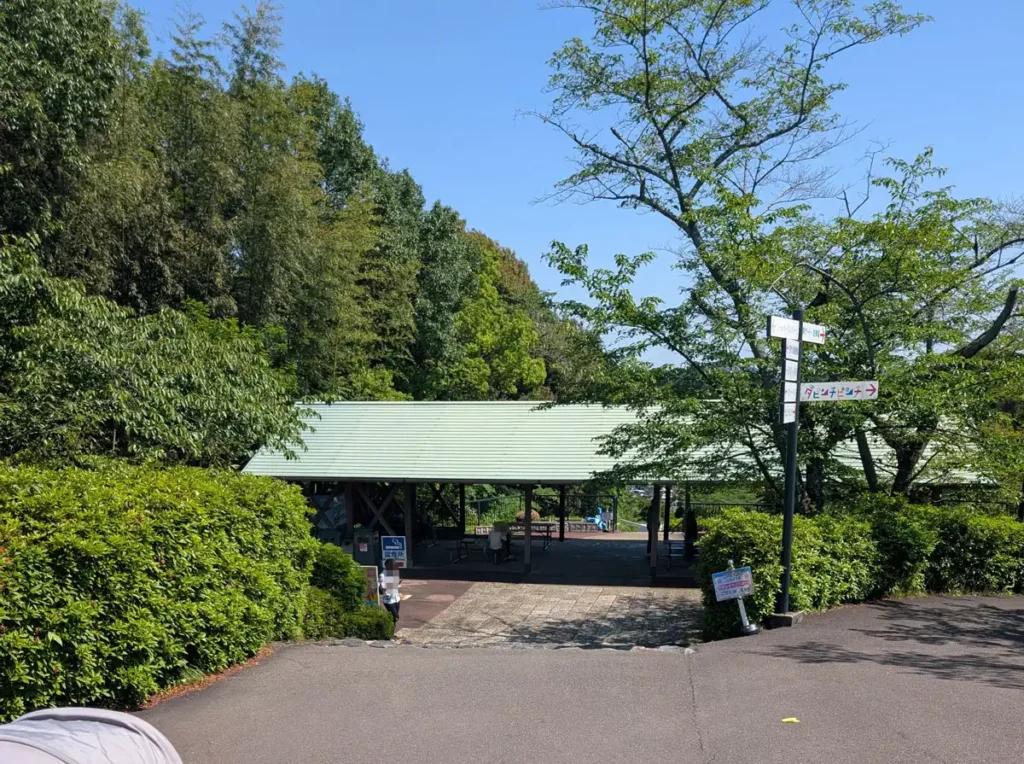 喫煙所と休憩所がある坂の途中