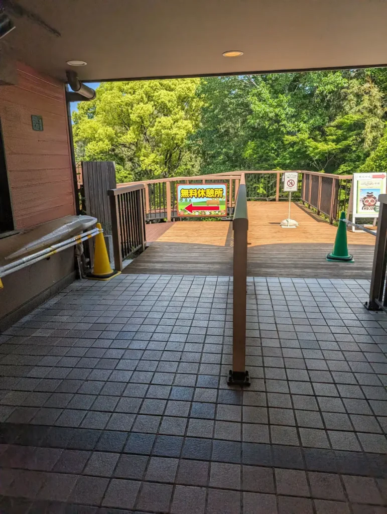 日本モンキーパークのみはらしカフェの奥になる休憩所