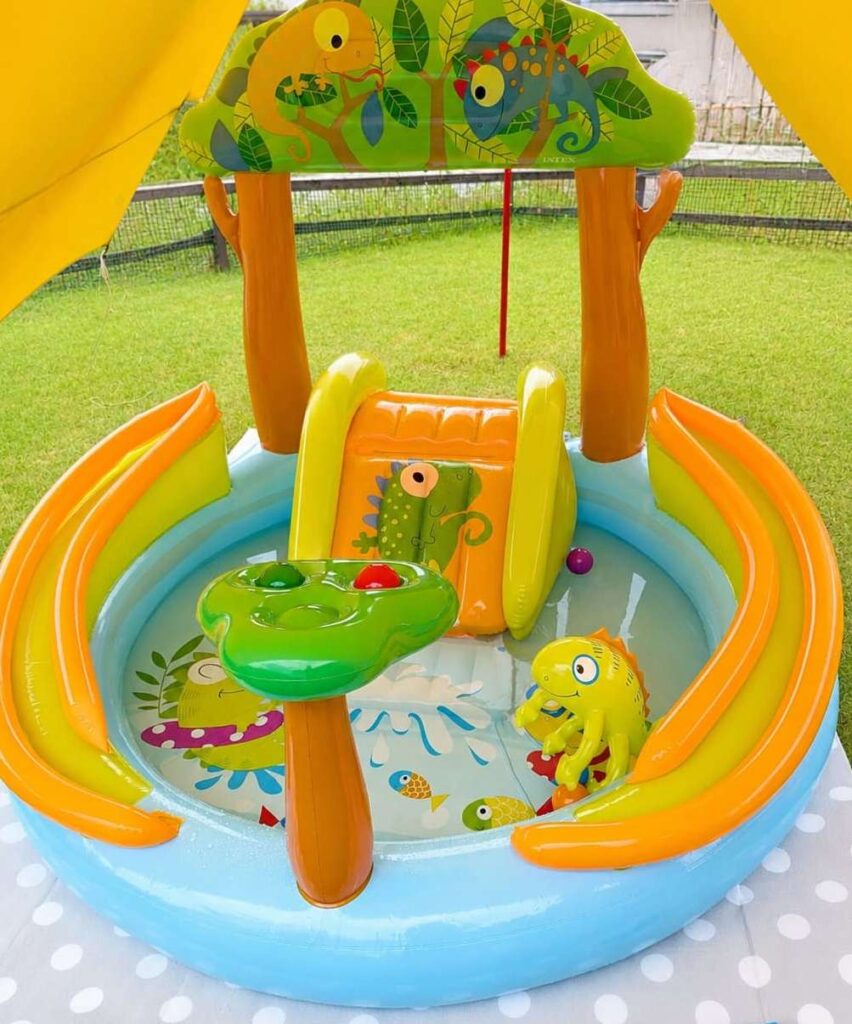 2歳と自宅でプール遊び