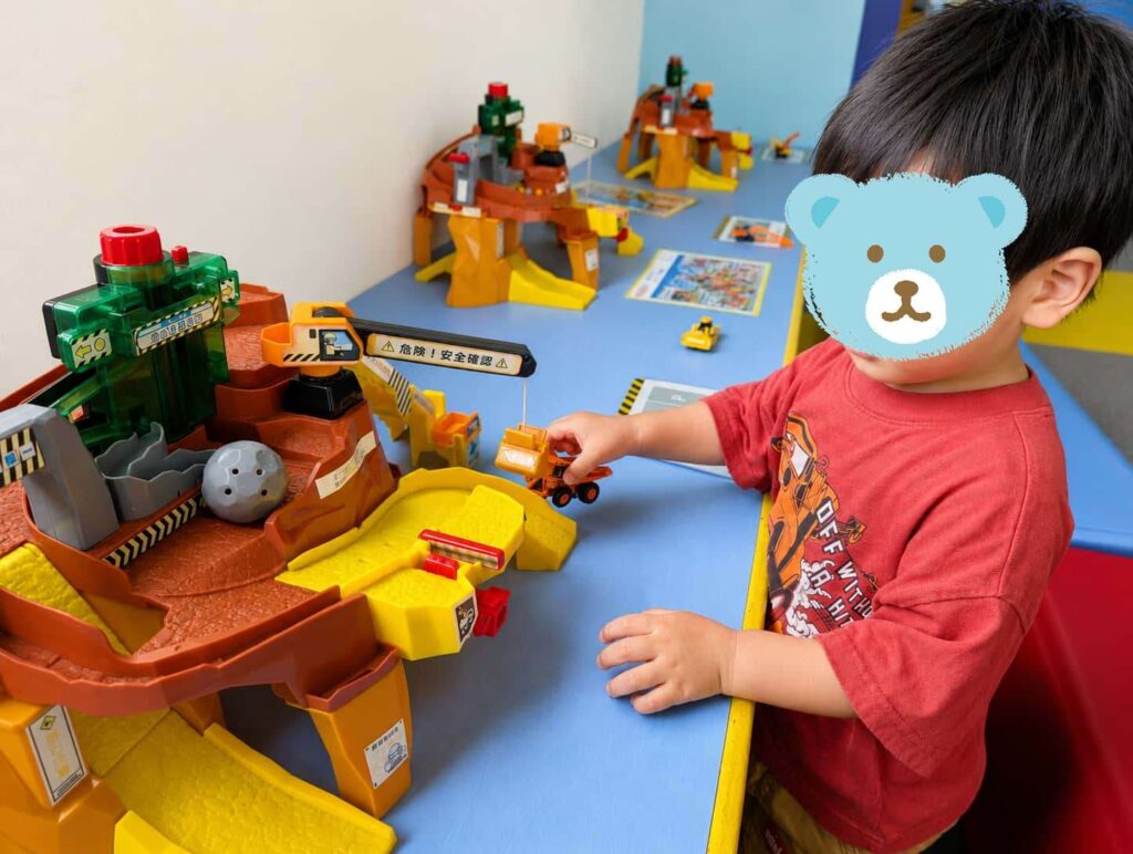トミカで遊ぶ2歳