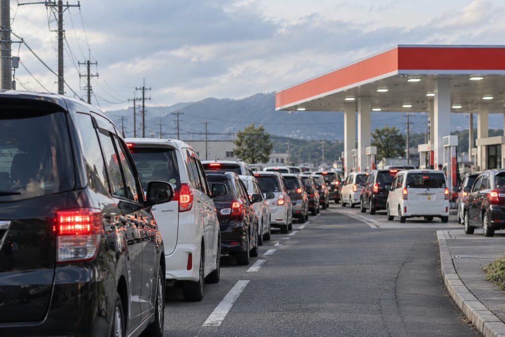 災害時はガソリンスタンドが長蛇の列に