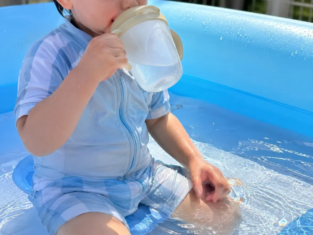 プール遊び中も水分補給を忘れずに