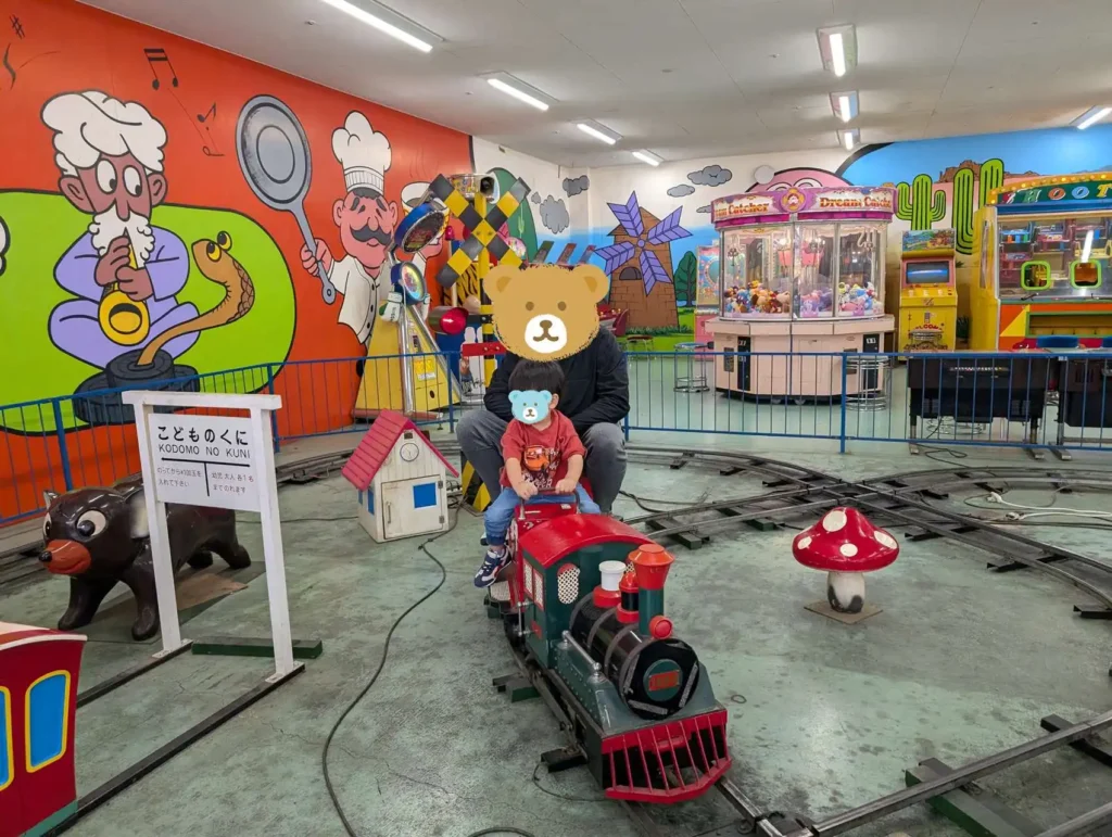 屋内の電車系乗り物。息子は行きと帰りで何度も乗りました