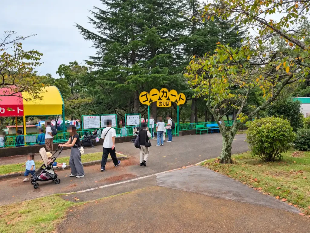 養老ランドのゴーカートを利用する親子